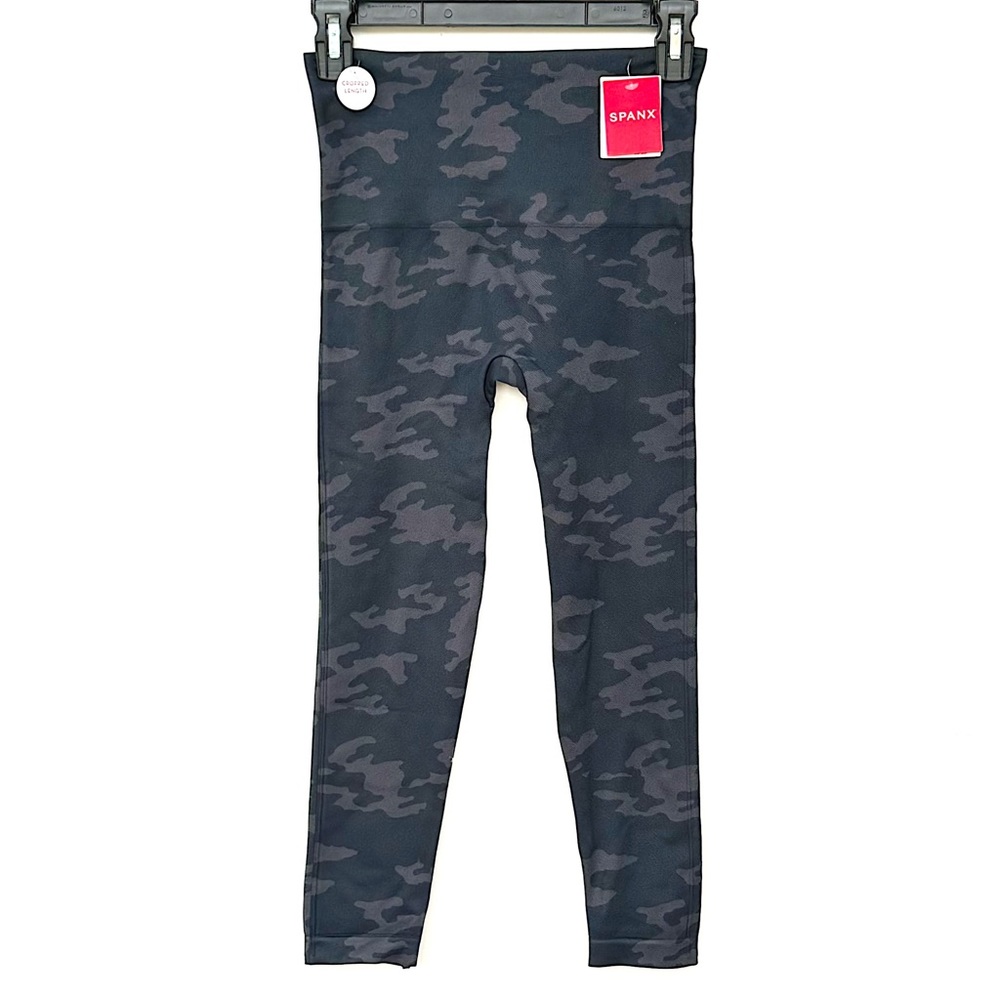 NEW SPANX "Look At Me Now" Seamless Cropped Leggings Camoflauge Black Yoga M